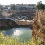 ...una conca d�acqua di colore turchese scuro si staglia al centro di un �canyon� di pietra calcarea